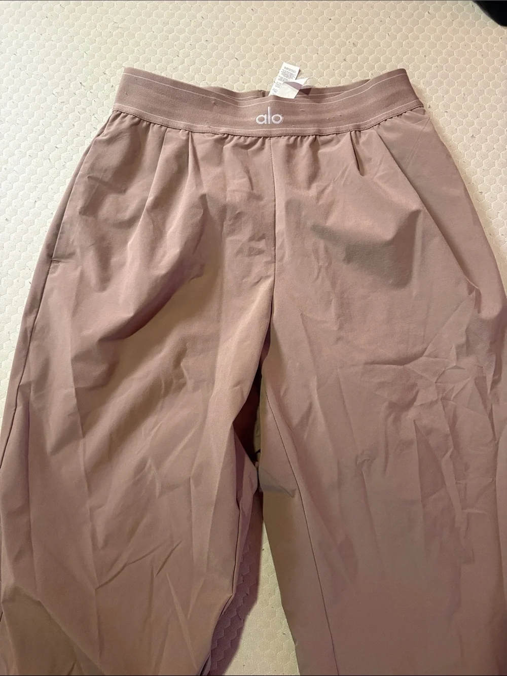 ALO Yoga women’s Jogger Pants in beige